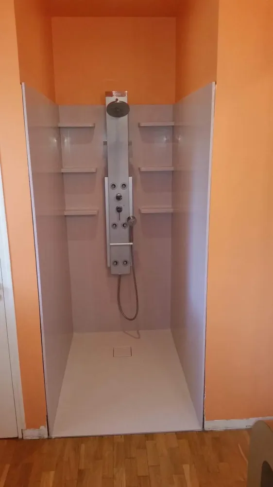 Douche en Karsyl avec tablettes intégréewebp