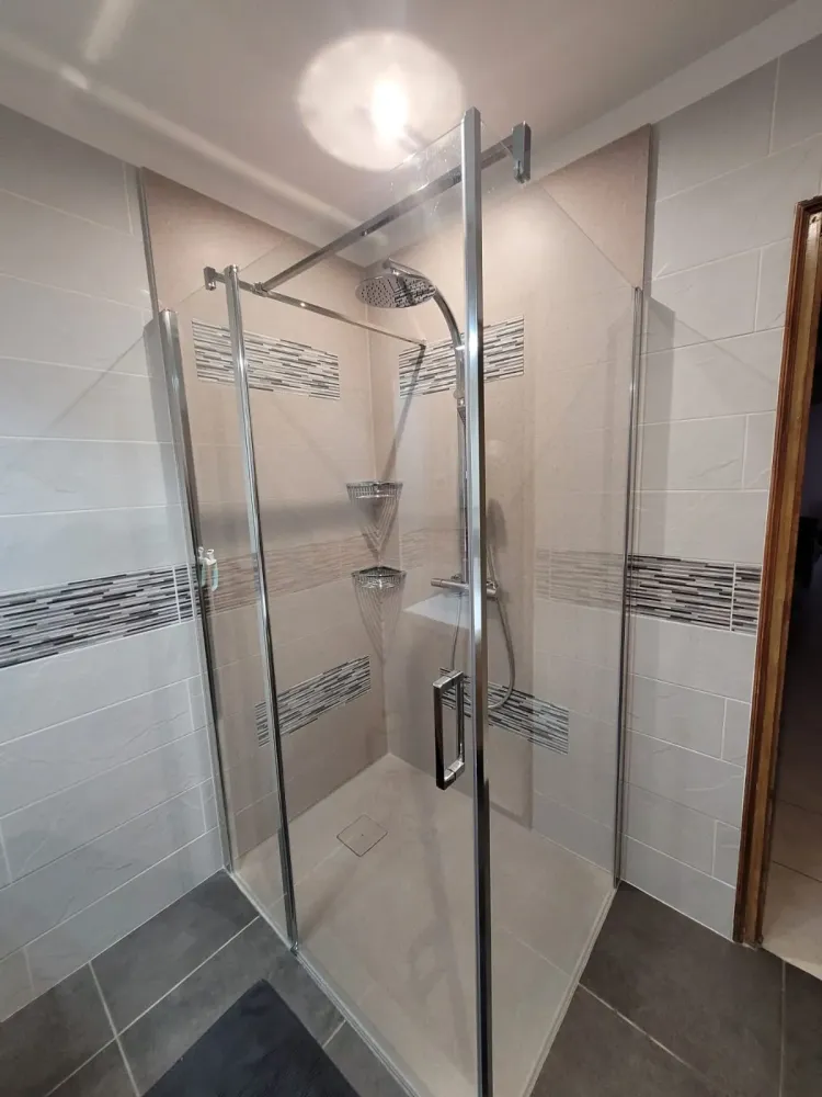Douche en Karsyl avec incrustation de carreaux de faience