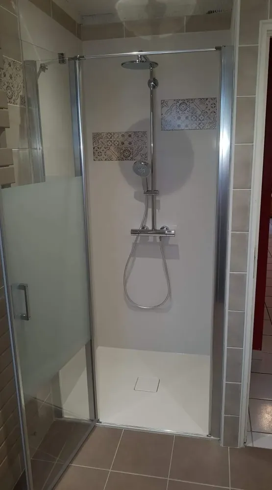 Douche en Karsyl avec incrustation de carreaux de faience (2)