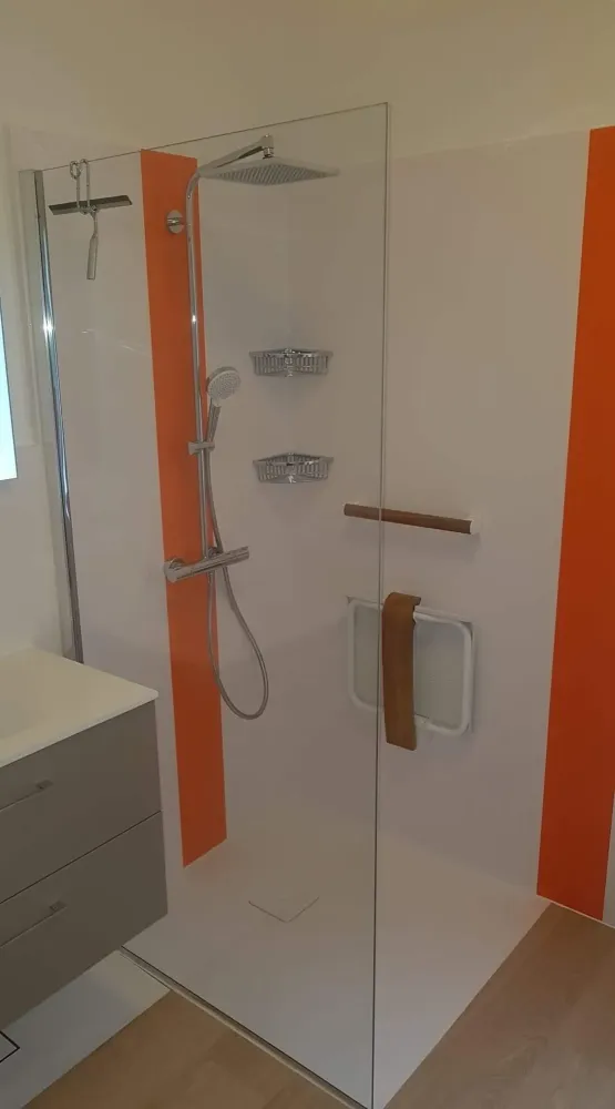 Douche en Karsyl avec bande de couleur