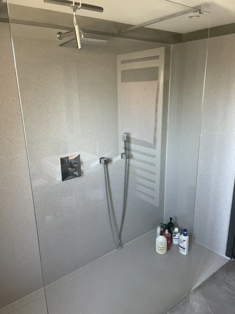 Douche avec robinetterie encastrée 2webp