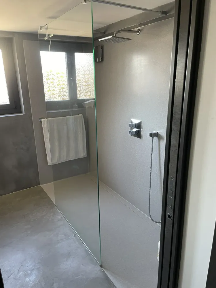 Douche avec robinetterie encastrée 1webp