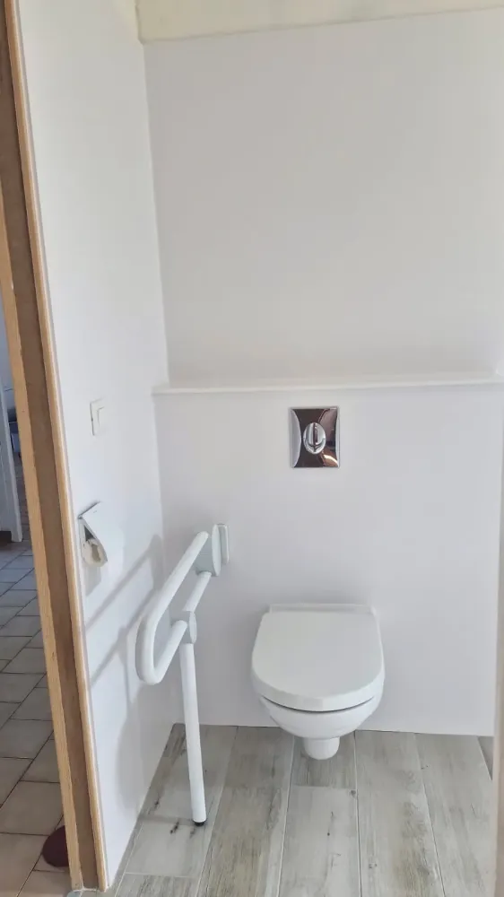 WC suspendu PMR avec habillage en Karsyl